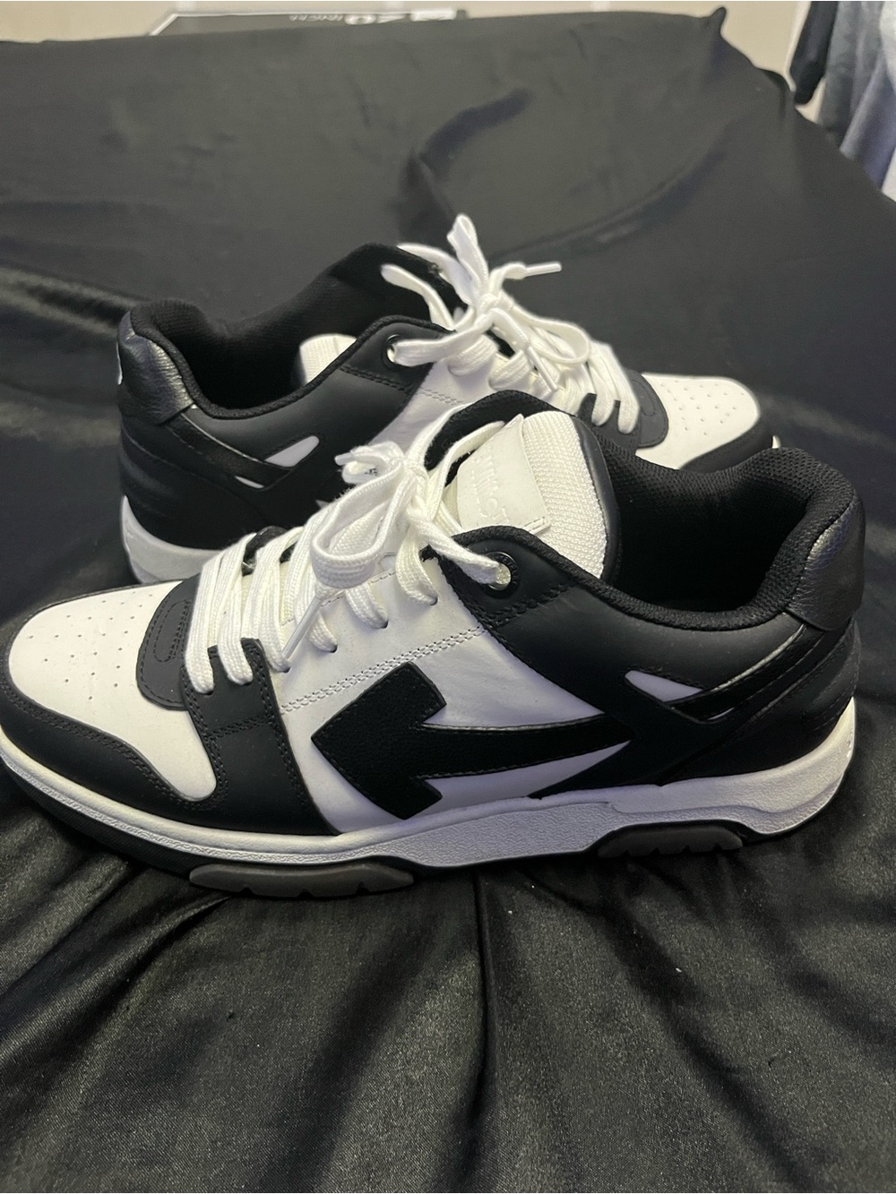 Off-White Men's Black and White Low-Top Sneakers